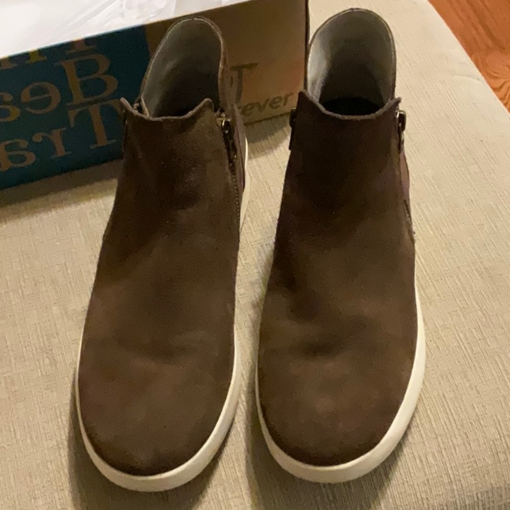 OTBT booties brown suede size 8M  Astrid Tuscany